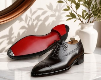 Oxford brogue herenschoenen met rode zool, geschikt voor formele gelegenheden en zakelijke bijeenkomsten.