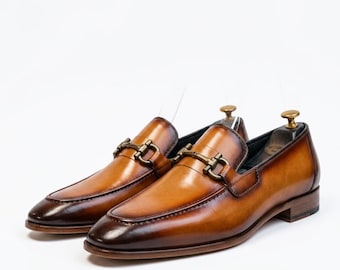 Handgemaakte bruine leren loafers met patina voor heren • Luxe instapschoenen met paardenbitmotief