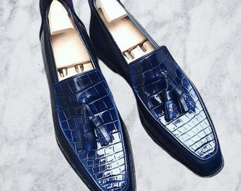 Mocassini in pelle blu navy fatti a mano: scarpe con nappe da uomo