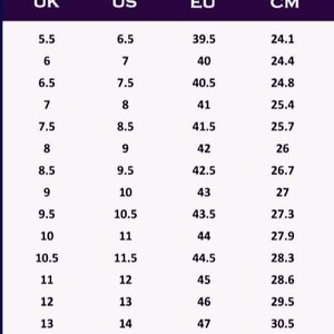 Puede incluir: Tabla de tallas de zapatos para hombre con medidas del Reino Unido, EE. UU., UE y CM. Las tallas van de la 5.5 a la 14 del Reino Unido, de la 39.5 a la 48 de la UE y de la 24.1 a la 31.1 en cm. Fondo morado oscuro.
