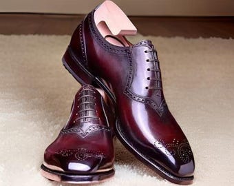 Scarpa formale con lacci Oxford intera tagliata, realizzata a mano su misura, in bordeaux e nero sfumato