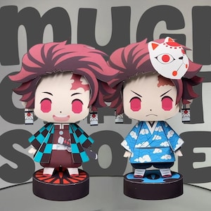 Puede incluir: Dos figuras de papel de personajes de anime. Una figura lleva una chaqueta a cuadros verde azulado y negra, la otra un kimono azul con patrones de nubes. Ambos tienen el pelo y los ojos rojos y están sobre bases circulares. Una figura tiene una máscara blanca.