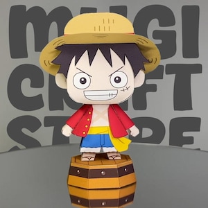 Figura di carta fai da te dell'eroe pirata - Modello stampabile ispirato agli anime del capitano con scatola regalo | Modello PDF facile da costruire