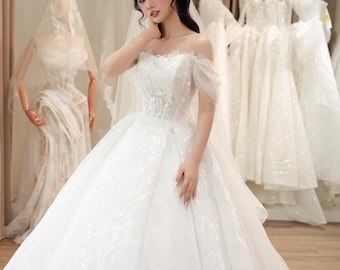 Vestido de novia romántico de encaje con hombros descubiertos y falda abullonada, estilo princesa, encaje floral bordado de primera calidad, hecho a medida por Lisa.