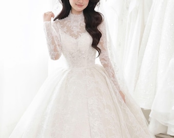 Vestido de novia de encaje de cuento de hadas con mangas largas, cuello alto y falda abullonada, vestido de encaje floral bordado premium, Lisa Bridal