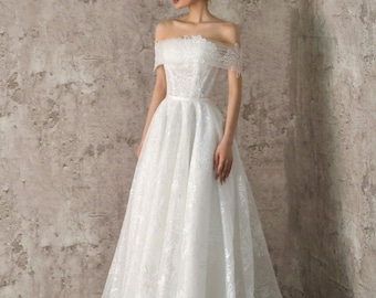 Elegante vestido de novia de encaje bordado sin tirantes, corte tubo suave y mangas desmontables con hombros descubiertos, Lisa Bridal Boutique