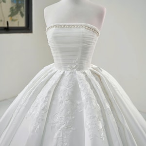 Luxurious Satin & Lace Strapless Bridal Gown – Full Princess Skirt, Minimalist Wedding Dress with pearl, simple white wedding dress