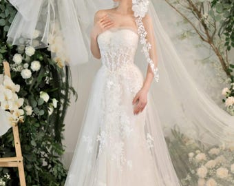 Elegante vestido de novia de encaje bordado sin tirantes con una silueta de tubo suave, hecho a medida para la novia, Lisa Bridal Boutique
