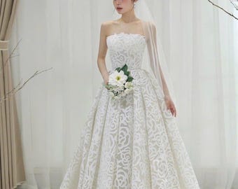 Vestido de novia minimalista de encaje con escote corazón y rosas: corte tubo suave con corpiño sin tirantes, vestido de novia sencillo, personalizable en cualquier talla.