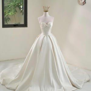 Elegantes Mikado-Ballkleid, trägerloses Brautkleid mit Schleife, herzförmiger Ausschnitt mit Schleppe, anpassbare große Größe, Lisa Brautboutique