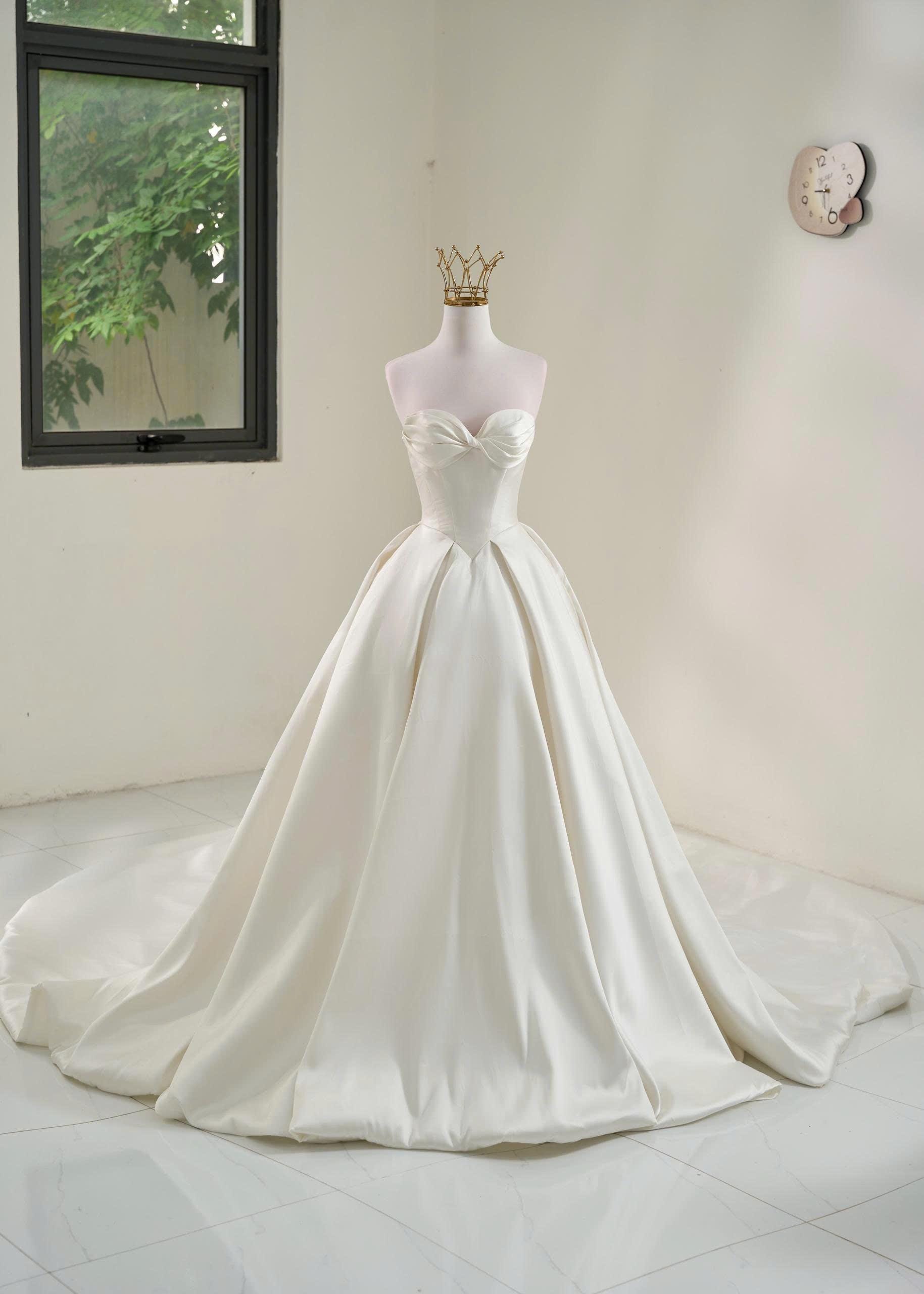 satin sweetheart fit and flare wedding dress Sweetheart Satin A-Line Wedding Dress with Pockets – HAREM's Brides