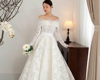 Vestido de novia romántico sin tirantes de encaje con corte tubo suave y detalle de hombros descubiertos extraíble, hecho a medida por Lisa Bridal Boutique