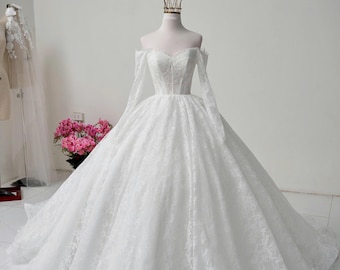 Schulterfrei Spitzen Brautkleid mit Langarm | Brautkleid mit Schleppe | Prinzessin Märchen Brautkleid, Ballkleid nach Maß by LISA