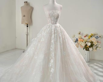 Vestido de novia 2 en 1 de encaje con escote corazón, tirantes desmontables y falda voluminosa de tul princesa, con encaje floral bordado de primera calidad.