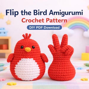 Puede incluir: Dos figuras amigurumi de pájaros rojos de ganchillo. Uno es un pájaro con vientre blanco, el otro es una mano haciendo el signo de la paz. El texto "Flip the Bird Amigurumi Crochet Pattern" está en la parte superior, con "DIY PDF Download" debajo.