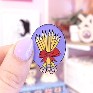 Bouquet of sharpened pencils 90s / You&#39;ve Got Mail enamel lapel pin