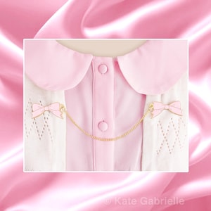 Chandail kawaii rose avec épingles en chaîne en émail
