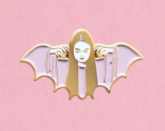 Pin de solapa de esmalte pastel de Halloween de Mark of the Vampire Luna