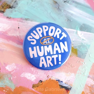 Può includere: Un bottone rotondo blu con testo bianco che recita "SUPPORT HUMAN ART!". La parola "AI" è sbarrata con una linea arancione. Lo sfondo è un dipinto astratto colorato.