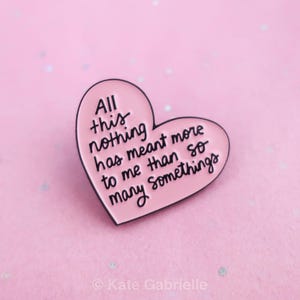 この何もないところは私にとって、たくさんの何かのラペルピンよりも大きな意味を持っています