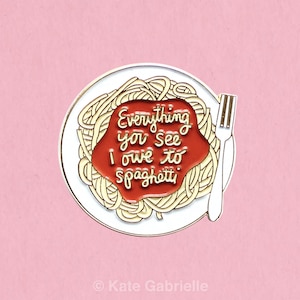 Tutto ciò che vedi lo devo alla spilla smaltata degli spaghetti