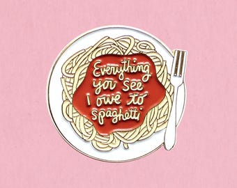 Todo lo que ves se lo debo al pin de solapa esmaltado con forma de espagueti.