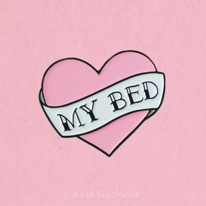 I love my bed / Sleepy enamel lapel pin