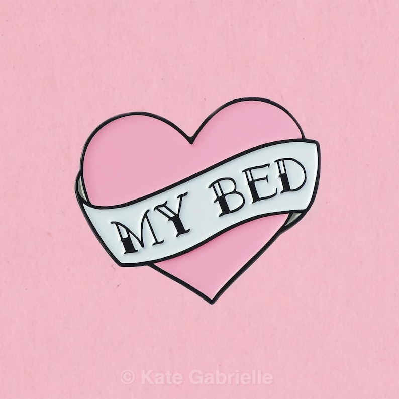 I love my bed / Sleepy enamel lapel pin image 1
