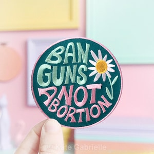 Parche termoadhesivo "Prohibición de armas, no aborto" / Pro elección y anti armas