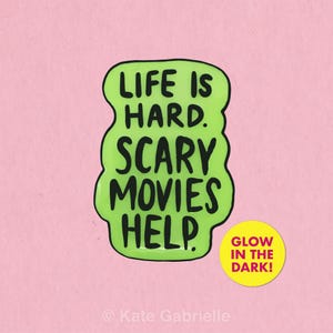 La vida es dura. Las películas de terror ayudan. Pin de solapa esmaltado que brilla en la oscuridad. imagen 1