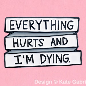 Leslie Knope Everything Hurts and I’m Dying épingle à revers en émail / Acheter 3 épingles Obtenez 1 gratuit avec le code PINSGALORE