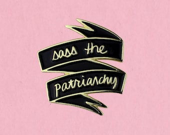 Pin de solapa de esmalte feminista "Sass the patriarchy"