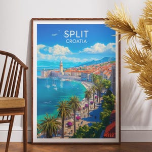 Peut inclure: Une affiche encadrée de Split, Croatie, représentant une scène côtière avec une mer turquoise, des palmiers et des bâtiments aux toits rouges. Le ciel est bleu avec des nuages blancs, et l'affiche porte les mots "SPLIT CROATIA" en haut.