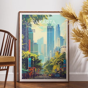 Könnte beinhalten: Ein gerahmter Kunstdruck mit einer stilisierten Illustration von Jakarta, Indonesien. Das Kunstwerk zeigt eine Stadtlandschaft mit hohen Gebäuden, Palmen und einer Straßenszene. Der Druck hat einen Holzrahmen und den Text "JAKARTA INDONESIA" oben.