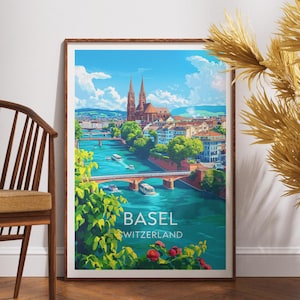 Peut inclure: Une affiche encadrée de Bâle, en Suisse, représentant un paysage urbain vibrant avec une rivière, des ponts et une cathédrale sous un ciel bleu. L'affiche comprend le nom de la ville et le pays. L'œuvre est exposée à côté d'une chaise en bois.