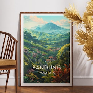 Könnte beinhalten: Ein gerahmter Kunstdruck mit einer Landschaft von Bandung, Indonesien. Das Kunstwerk zeigt grüne Hügel, Häuser und eine Bergkette unter blauem Himmel. Das Wort "BANDUNG" ist in Weiß gedruckt, darunter "INDONESIA".