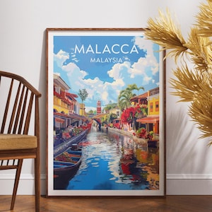 Può includere: Stampa artistica incorniciata con una vivace raffigurazione di Malacca, Malesia. L'opera d'arte mostra una scena del canale con edifici colorati, barche e vegetazione lussureggiante sotto un cielo blu brillante con nuvole. Il testo "MALACCA MALAYSIA" è visualizzato in alto.