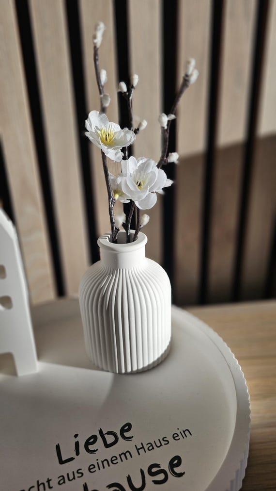 Vase Weiß – Blumenvase im Rillen-Design – Handgefertigte Deko – Trockenblumen Vase – Skandinavisch Minimalistisch – Geschenkidee Einzug