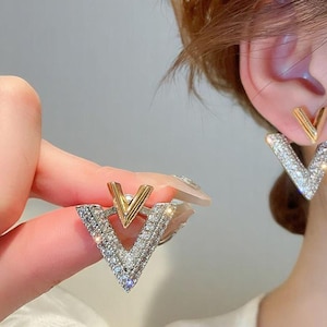 Pendientes de circonita con la letra V, elegantes y brillantes circonitas cúbicas, joyas de fiesta, accesorios de noche para mujer.