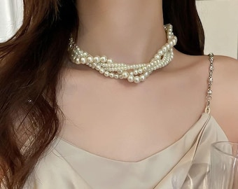 Collana girocollo di perle: delicati gioielli geometrici da sposa