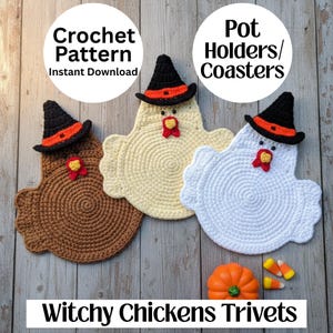Può includere: Tre sottopentola all'uncinetto a forma di gallina, ognuno con un cappello da strega. Uno è marrone, uno color crema e uno bianco. I sottopentola sono etichettati "Witchy Chickens Trivets" e "Pot Holders/Coasters". Sono presenti anche una zucca e caramelle.