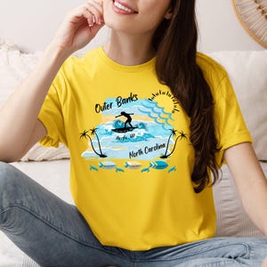 Unisex OBX surfuje na latającym żółwiu T-shirt Softstyle, Outer Banks surfing i żółw T-shirt, 2025 OBX nc T-shirt, Corolla nc souvenir