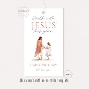 Puede incluir: Una etiqueta de regalo imprimible blanca con el texto "Walk with JESUS this year" en una fuente de escritura. La etiqueta presenta una ilustración de acuarela de Jesús y un niño caminando juntos. Las palabras "HAPPY BIRTHAY We love you" también están impresas.