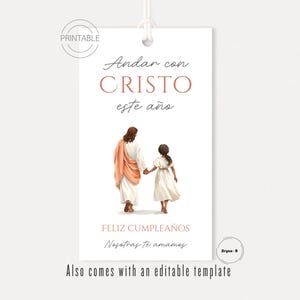 Könnte beinhalten: Ein weißes, bedruckbares Geschenkanhänger mit dem Text "Andar con Cristo este año" in brauner Schrift. Der Anhänger zeigt eine Illustration von Jesus, der die Hand eines Mädchens hält. Die Worte "FELIZ CUMPLEAÑOS" und "Nosotras te amamos" sind ebenfalls vorhanden.