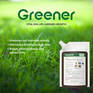 Pode incluir: Imagem de um produto chamado "Greener" com o slogan "VITAL SOIL LIFE, GREENER GROWTH". O produto está em uma embalagem branca com um rótulo verde escuro. O rótulo lista os benefícios e as instruções de uso. O fundo é um campo verde desfocado.
