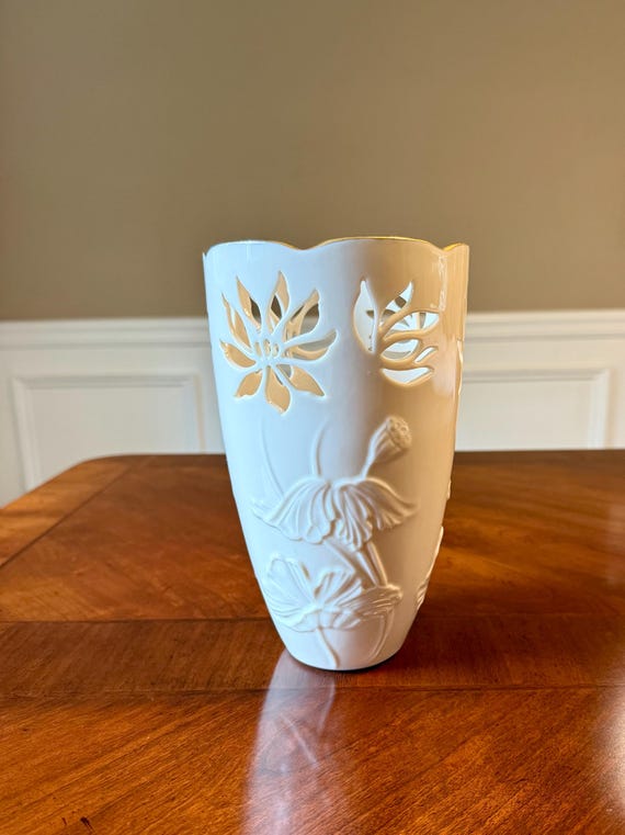 アメリカ LENOX 製 白いセラミック花瓶 フローラルデザイン French