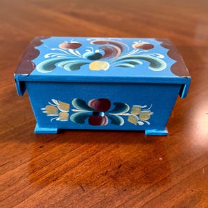 Vintage Norwegian Rosemaling wooden trinket box.  Traditional decorative Norwegian folk art style.