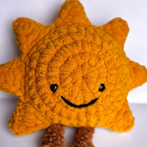 足付きかぎ針編みの太陽のぬいぐるみ｜かわいいぬいぐるみの太陽、ハッピーサンシャインぬいぐるみ、手作りのかわいいかぎ針編みギフト、子供部屋や机の装飾