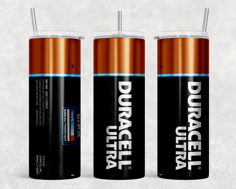 Pode incluir: Um conjunto de tr&ecirc;s canecas de a&ccedil;o inoxid&aacute;vel com tampas e canudos. As canecas apresentam um design que se assemelha a uma bateria Duracell, com uma parte superior marrom, corpo preto e as palavras "Duracell Ultra". As canecas t&ecirc;m uma faixa azul e o Duracell Powercheck.