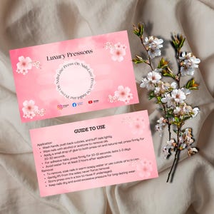 Scheda espositiva per unghie finte con motivi floreali rosa, completamente modificabile su Canva, con link ai social media e guida all'uso.